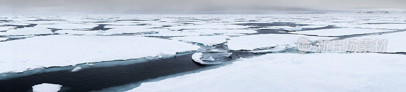 北冰洋斯瓦尔巴群岛浮冰的全景图