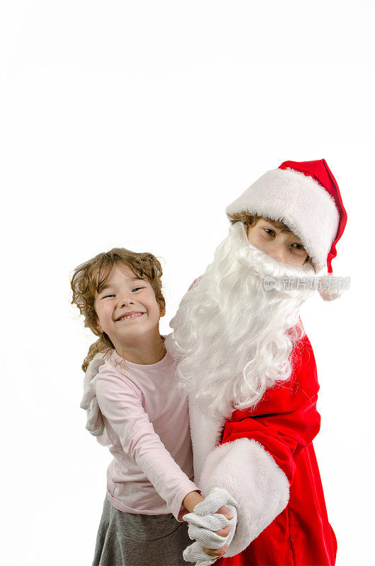 小男孩装扮成圣诞老人和他的妹妹跳舞