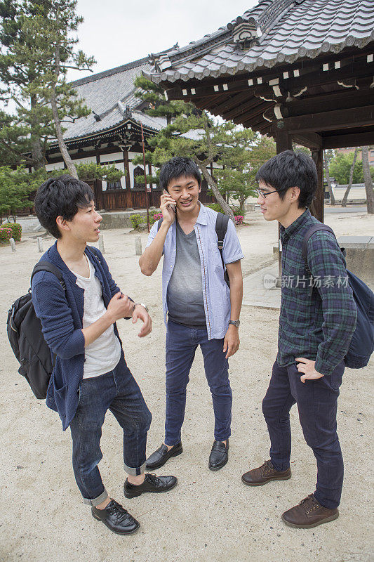 年轻的日本学生在日本京都寺庙打电话