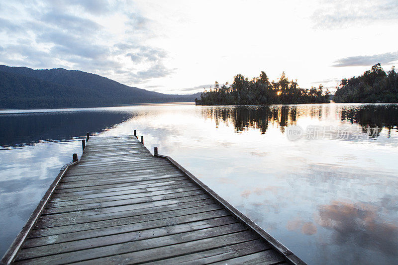 木制码头躺在湖上，新西兰