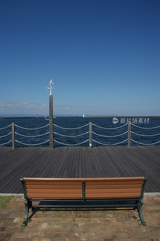 海港公园的景色，长凳与晴朗的天空