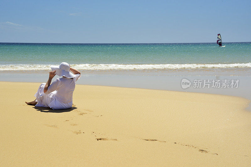 热带海滩上穿白色衣服的女人