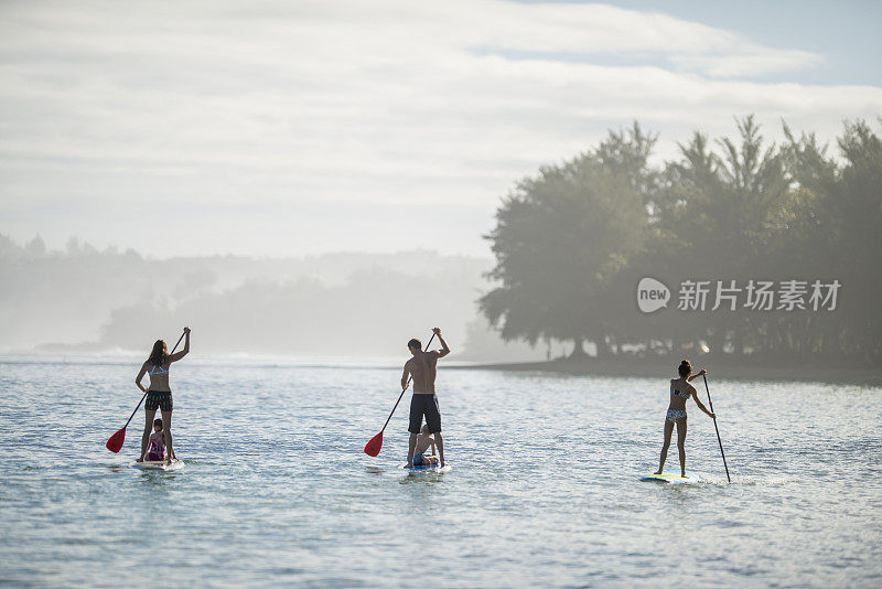 夏威夷的家庭冲浪