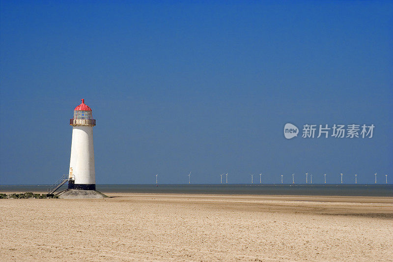 灯塔、海滩和风力涡轮机