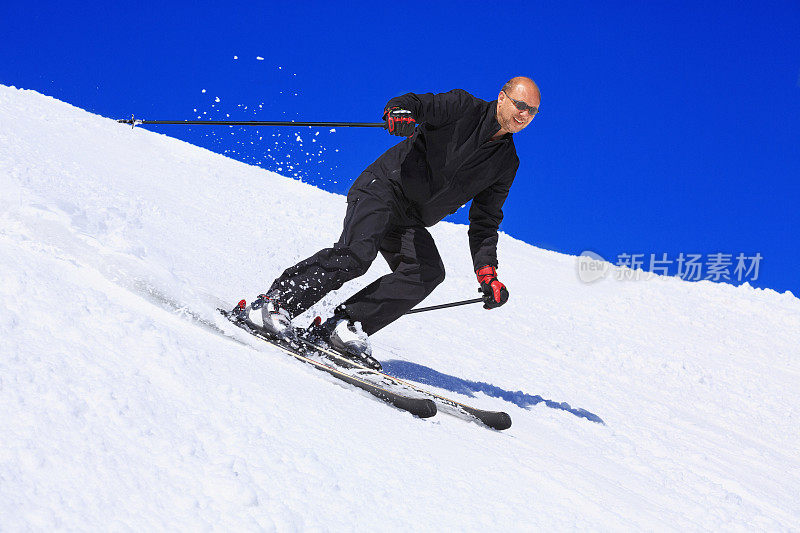 快乐的男人在阳光明媚的滑雪场滑雪
