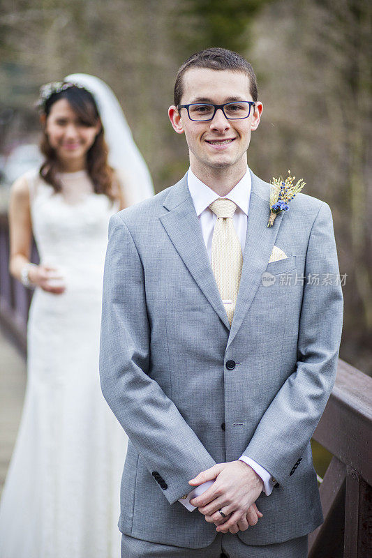 年轻的亚洲女人和白人男人的结婚照