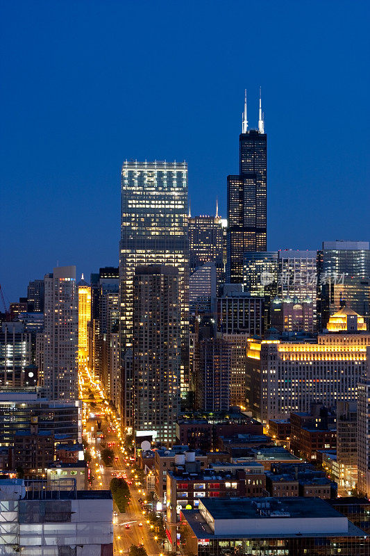 芝加哥西尔斯大厦和拉萨尔大道夜景