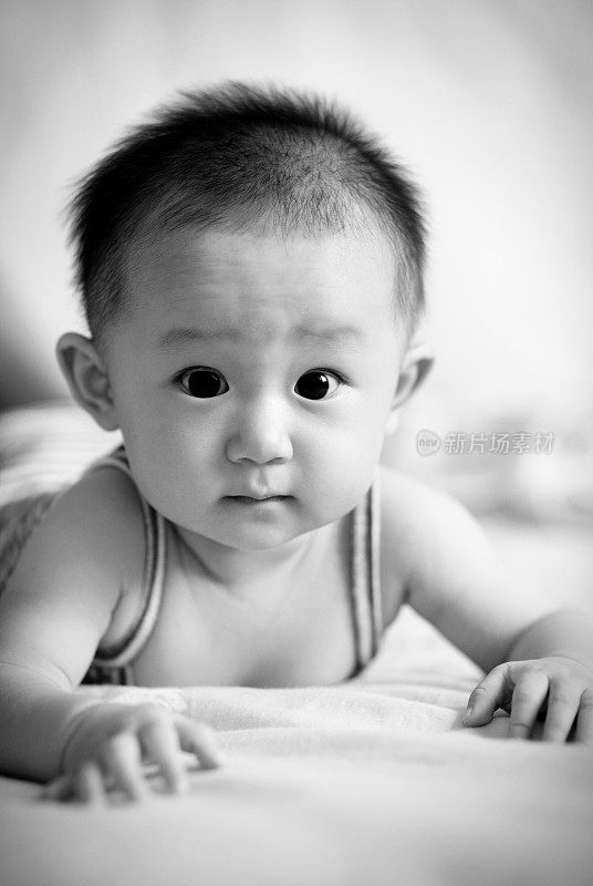 可爱的亚洲婴儿微笑脸近距离