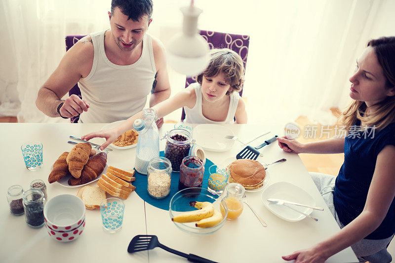 年轻快乐的家庭早餐