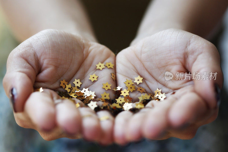 女孩拿着金星彩纸