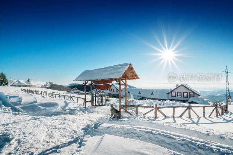 冬天被雪覆盖的高山小屋