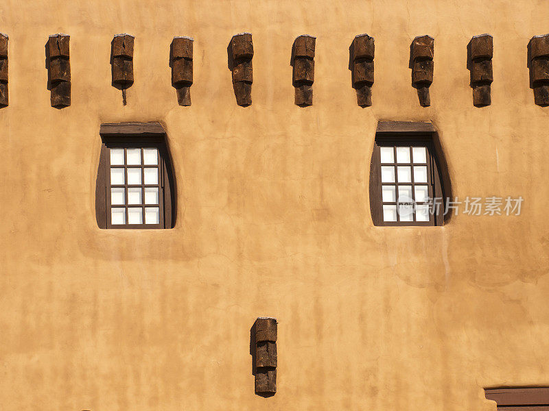 圣达菲土坯房子的墙和窗户