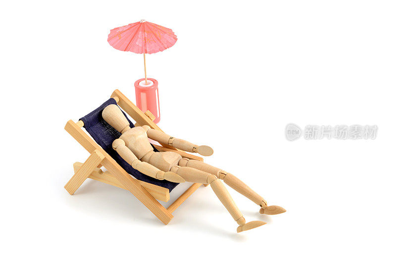 木制人体模特在躺椅上晒日光浴