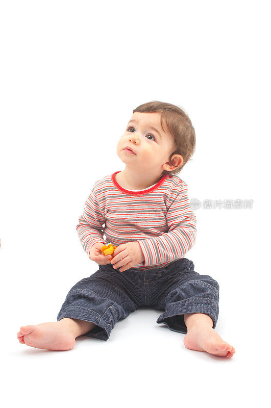 小男孩坐在白色地板上