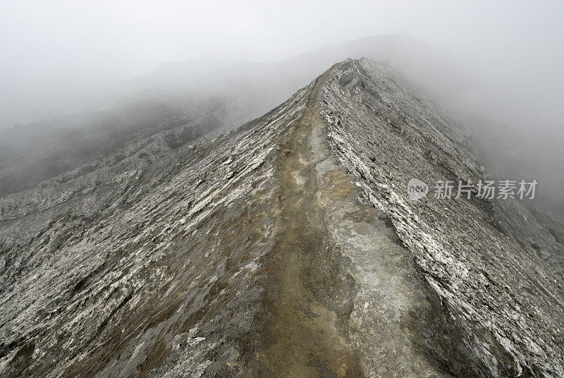 在冒烟的火山边上