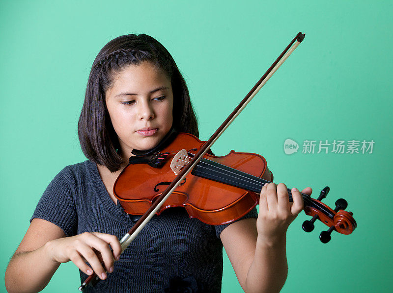 拉小提琴的年轻女孩。