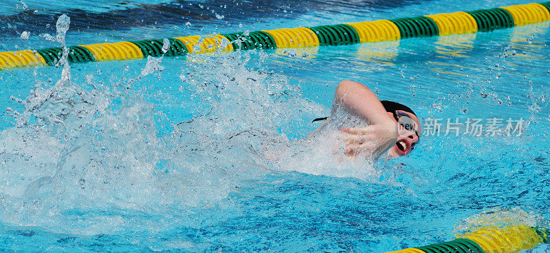 小女孩体育运动员自由式游泳比赛