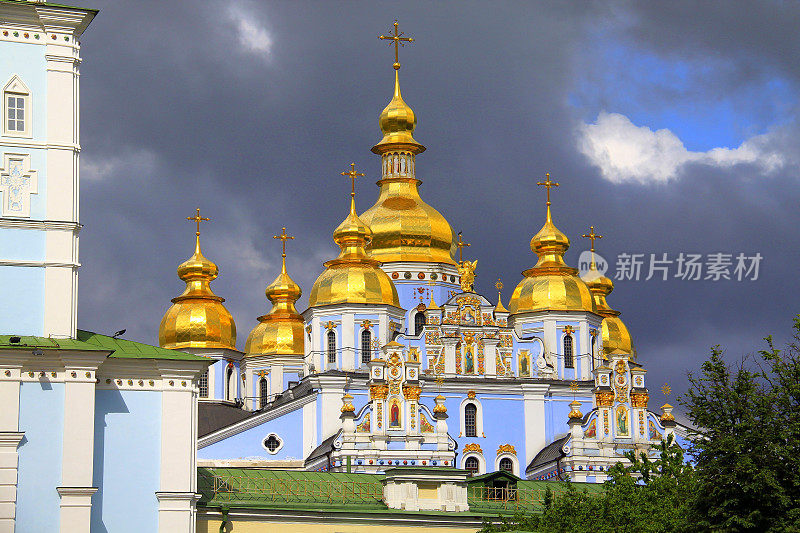 壮观的天空下的圣迈克尔大教堂——乌克兰基辅