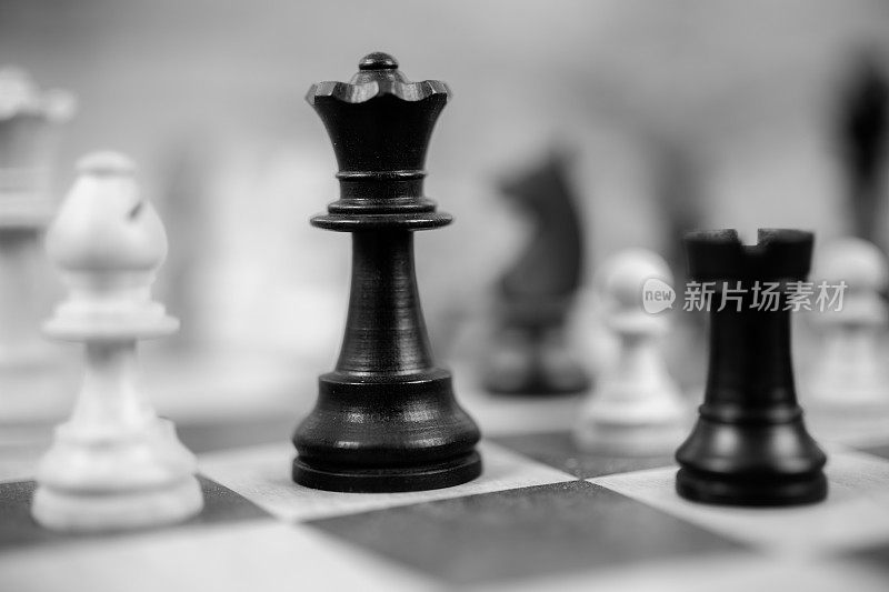 棋子在国际象棋游戏棋盘上。国王。策略的概念。