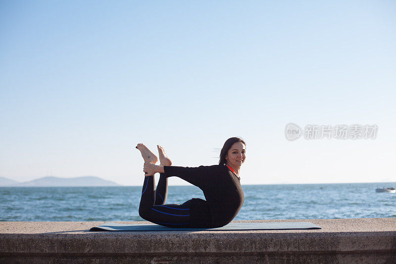 在海边做瑜伽的女人