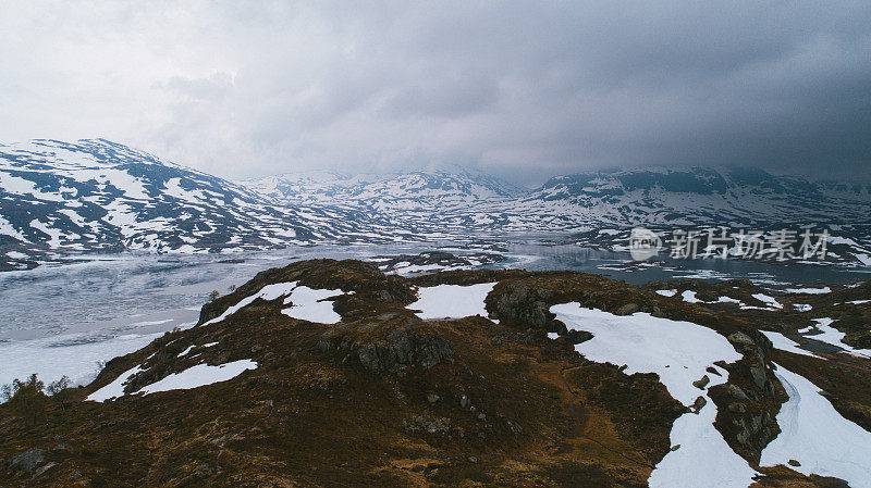 雪山中的湖泊鸟瞰图