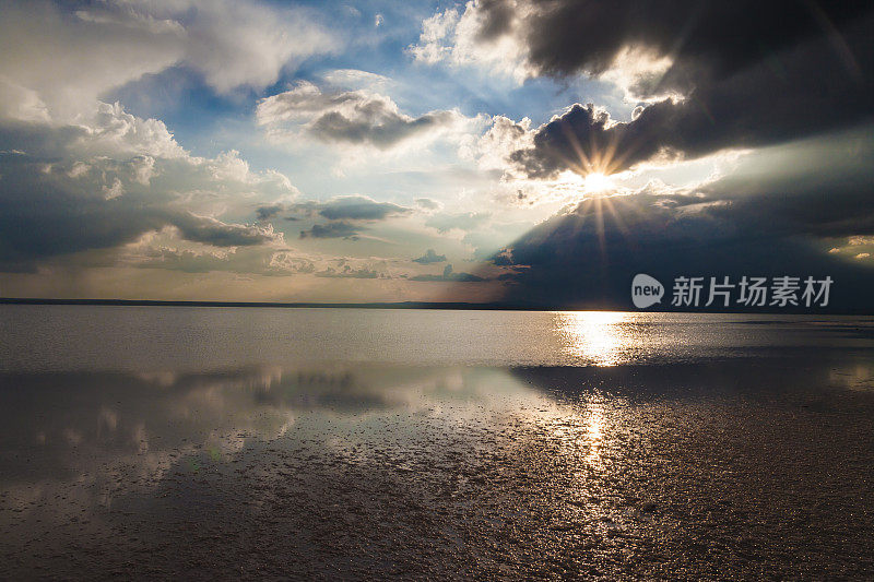日落时分的盐湖