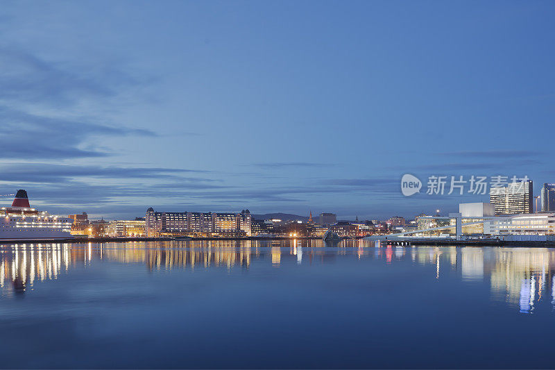 奥斯陆的夜景在水中倒映。