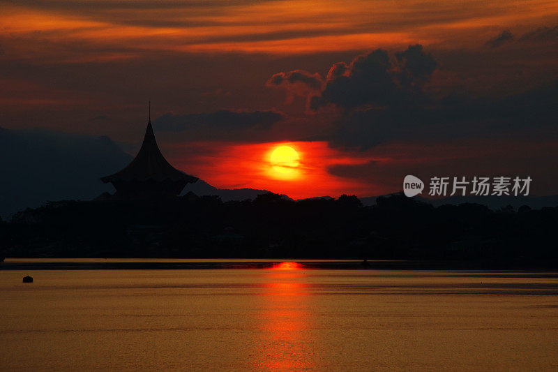 日落时分的新沙捞越州立法议会大楼
