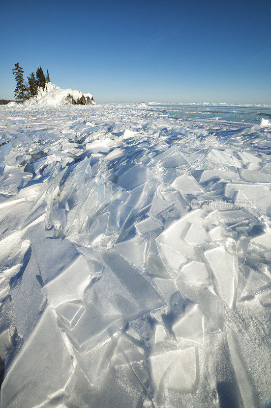 一片片的板冰被推到了冰冻的岸边
