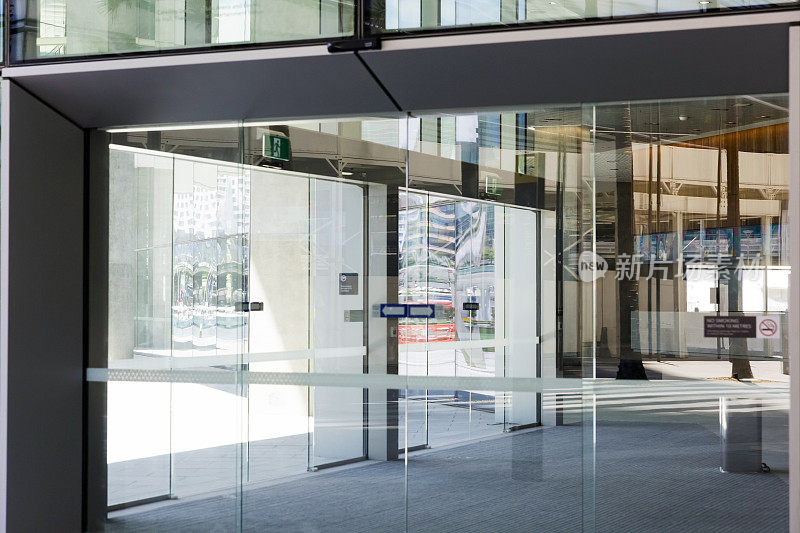 现代办公建筑玻璃门具有反射、背景、拷贝空间