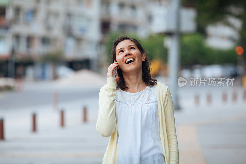 有魅力的女人在街上打电话