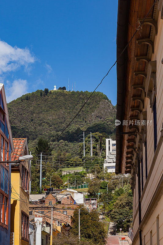 Bogotá，哥伦比亚——从首都历史悠久的坎德拉里亚区向上看瓜达卢佩的安第斯峰