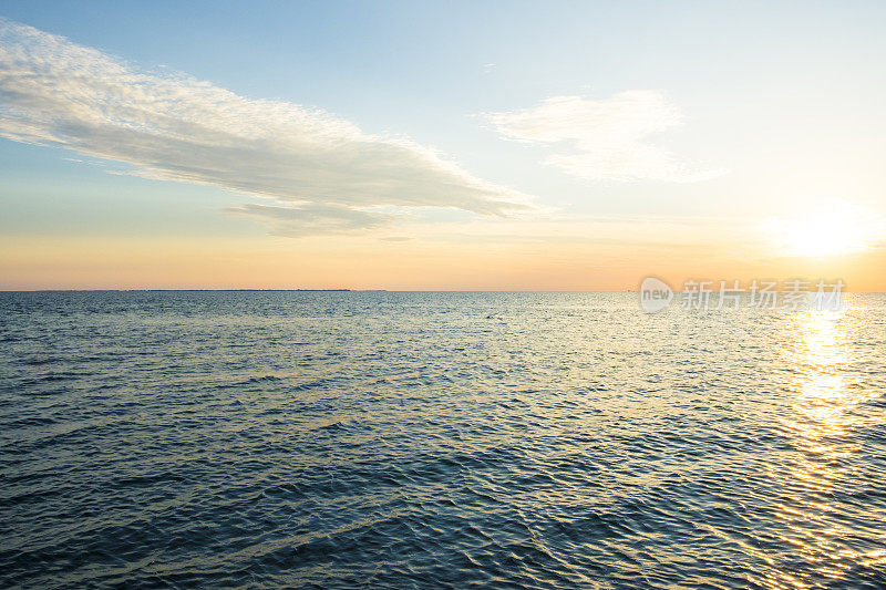 海浪冲击海岸点贝利