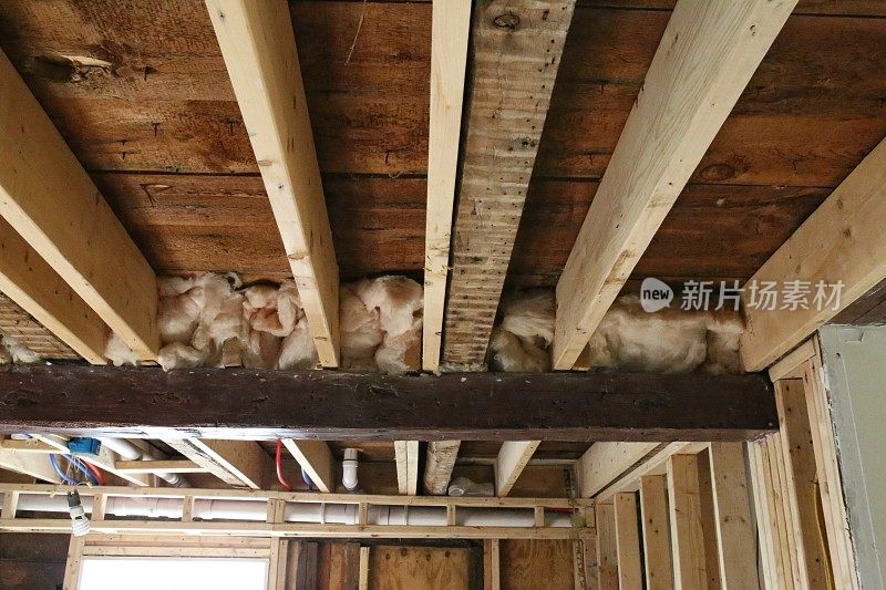 被掏空的20世纪房屋建设翻新暴露的天花板梁电线绝缘