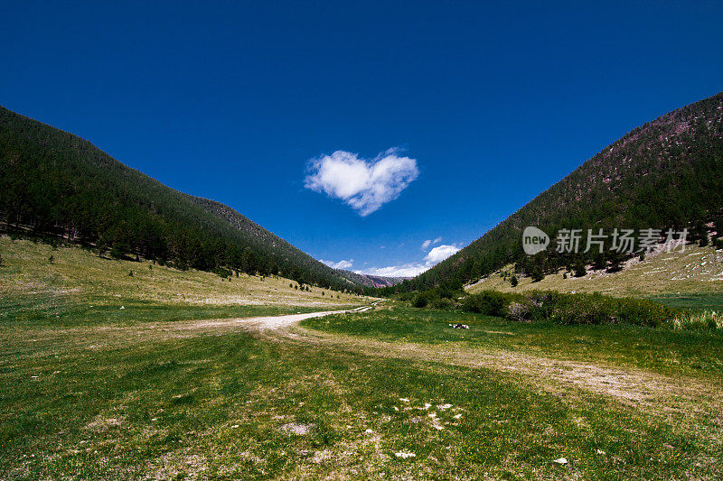 白色的心云环绕着西伯利亚夏季的山景