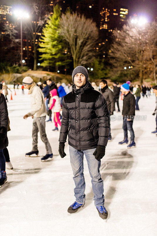 新年在纽约中央公园，人们在滑冰
