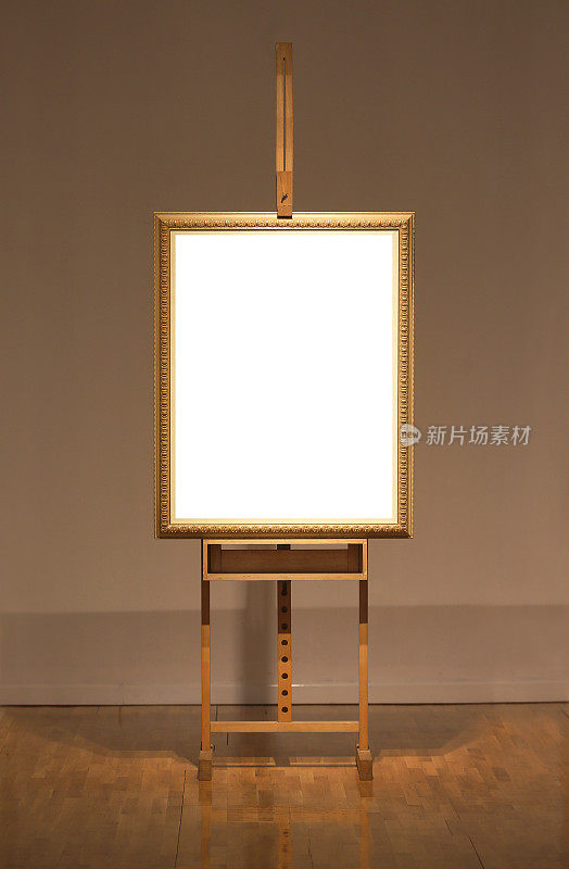 博物馆木架上的空白艺术画框