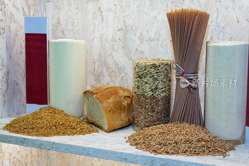采购产品全麦意大利面，种子分类，玻璃花瓶里的面粉和面包