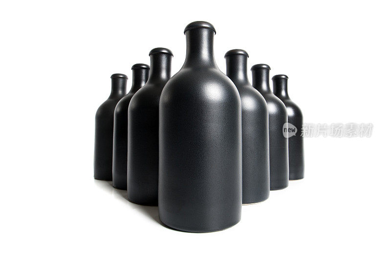 哑光黑色瓶子上的白色背景特写。