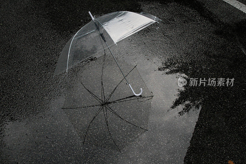 透明伞在雨天