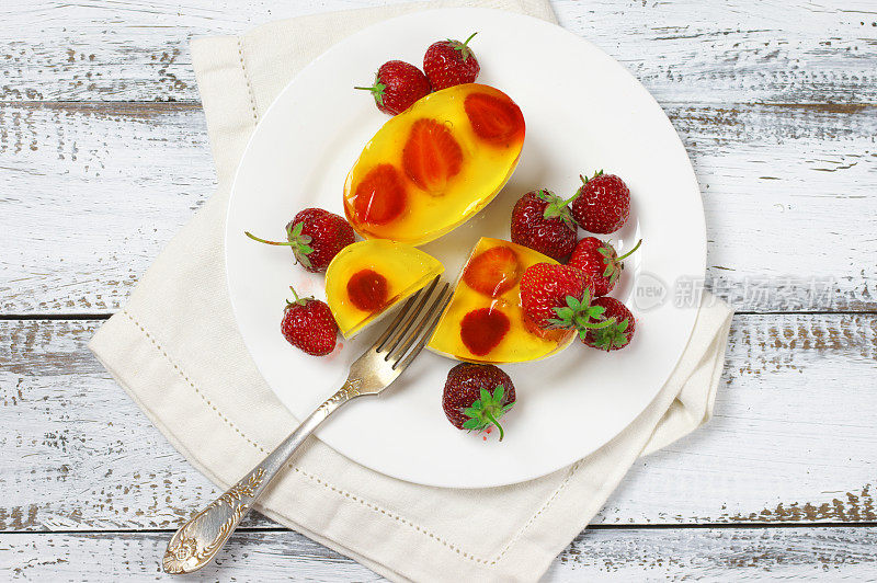 水果蛋糕配果冻和草莓