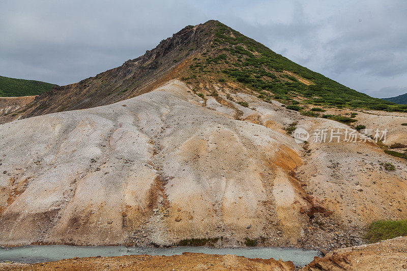 俄罗斯国后岛戈洛夫宁火山火山口的湖泊