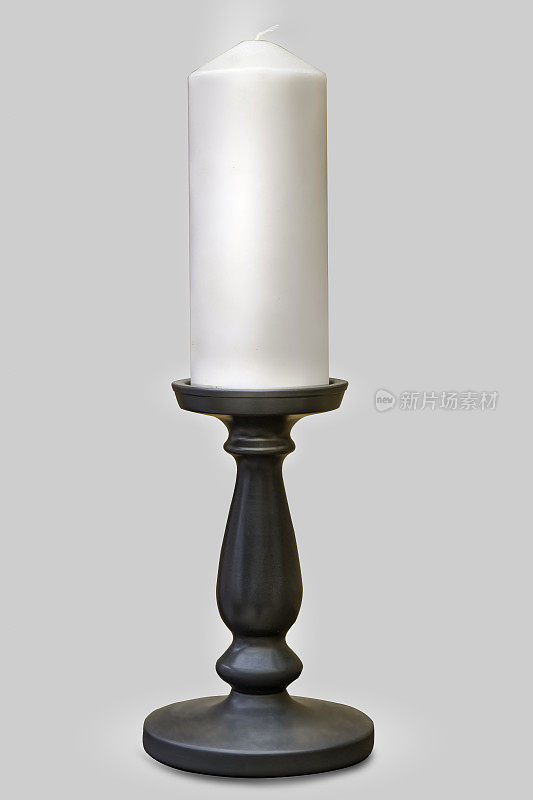 白色蜡烛和白色背景烛台