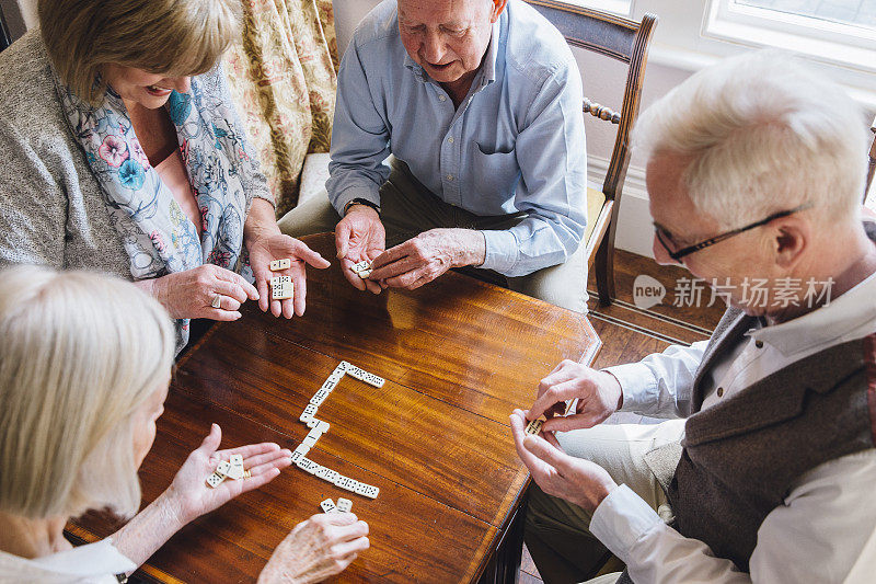 老年人玩多米诺骨牌