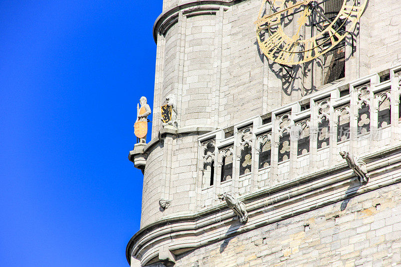 高角度的时钟和装饰上的钟楼，在根特，比利时
