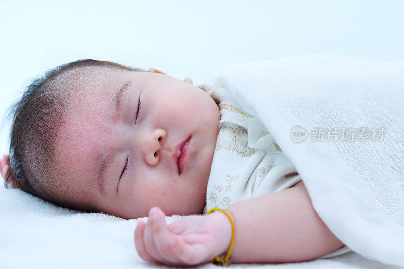 特写可爱的熟睡的婴儿。可爱的女婴。