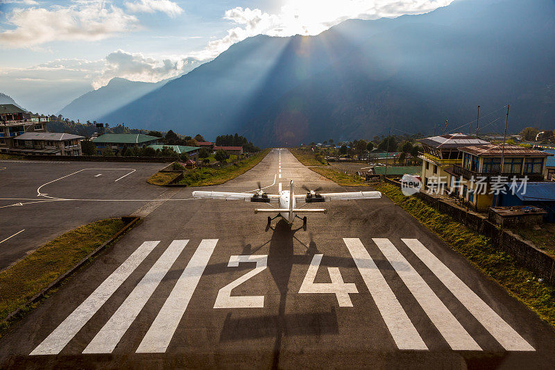 飞机在小喜马拉雅机场跑道起飞前
