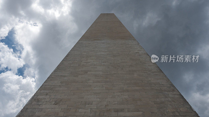 仰望华盛顿纪念碑后面的雨云