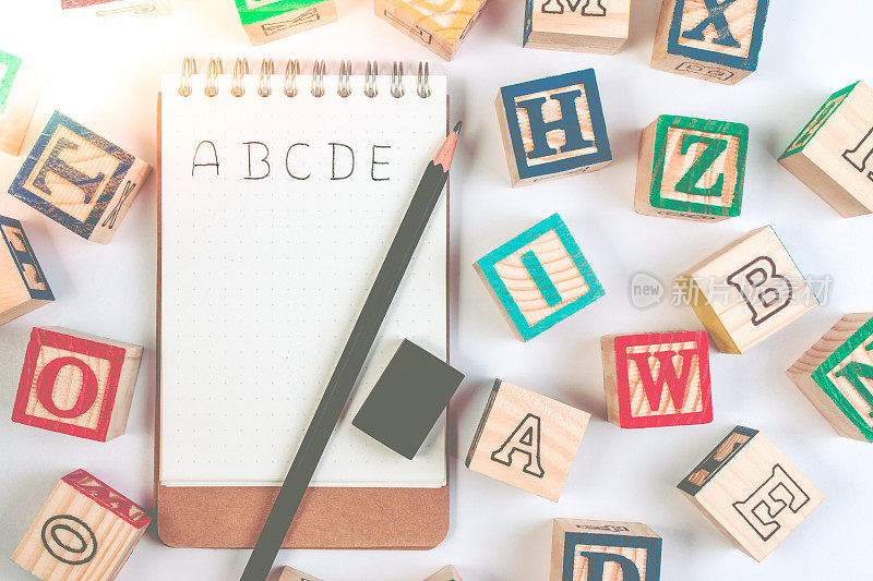 木字母块字母表ABC与笔记本或工作表练习字母书写练习。