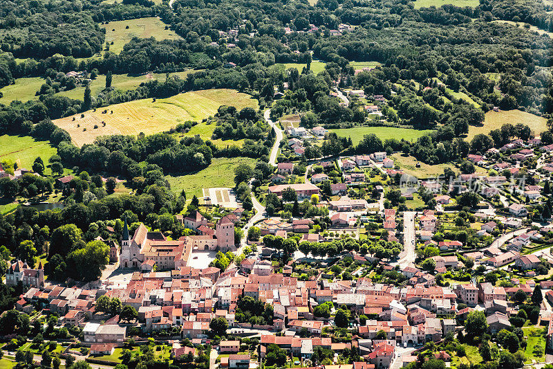 鸟瞰图的法国村庄Ambronay在Ain乡村著名的修道院和教堂在夏季